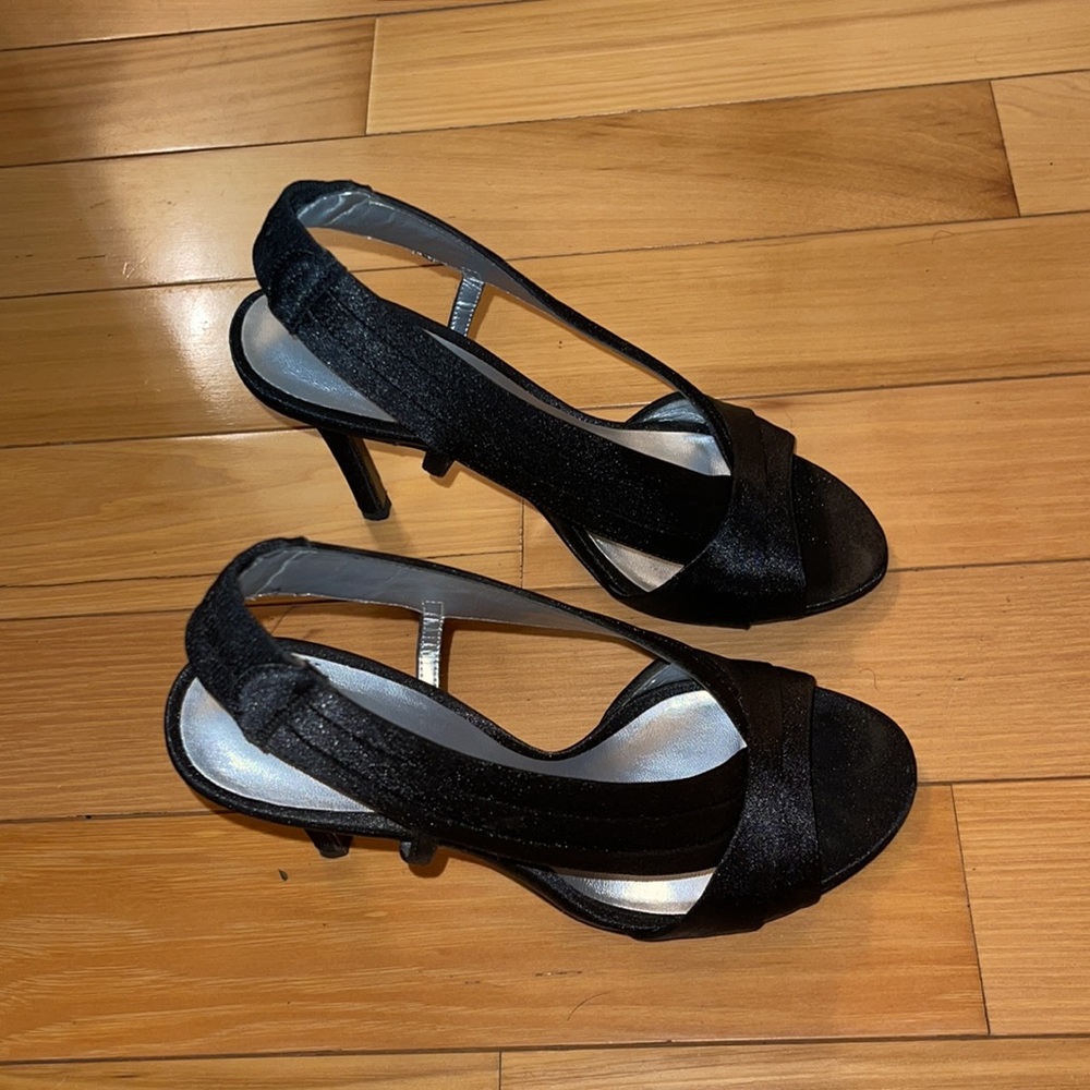 Nine West satin heels size 6.5 M. Color: black - Picture 3 of 5
